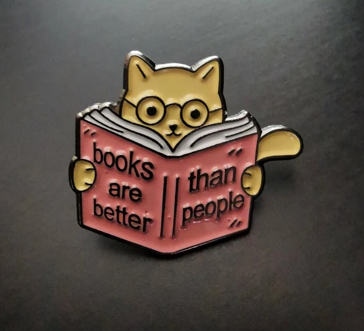 Pin's Petit Chat avec un livre